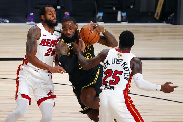 她以出色的 她以出色的